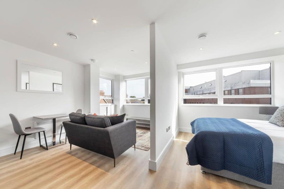 Bright Contemporary Studio In イースト・グリンステッド エクステリア 写真